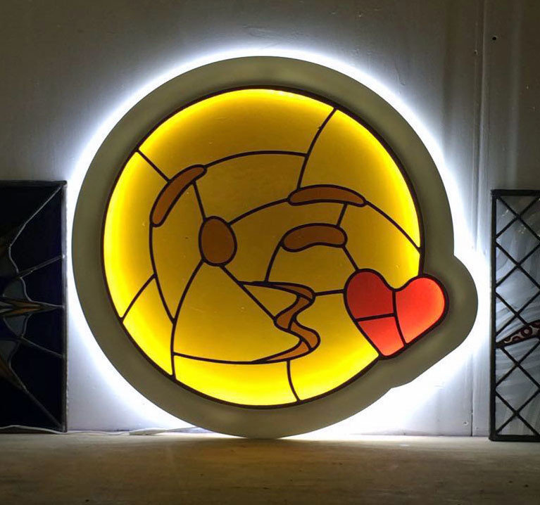 Annahita Hessami - KISS - 2016 - Lightsculptur Stained Glass - 60 cm - 24 inch - Ministry of Walls Street Art Gallery - The Urban Art Broker